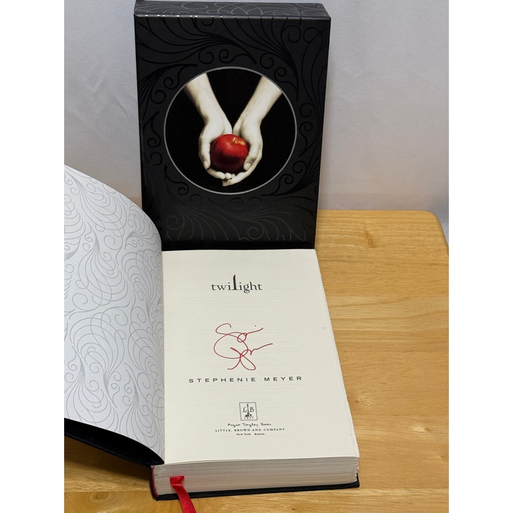 Twilight Stephenie Meyer 1st Collector's Ed. 2008 Hardcover w/ Slip Case
